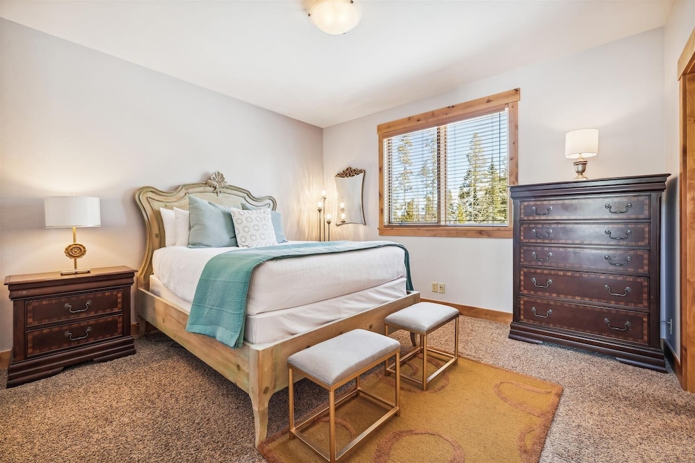 Lone Hand Lodge 4 Bedroom Home by RedAwning