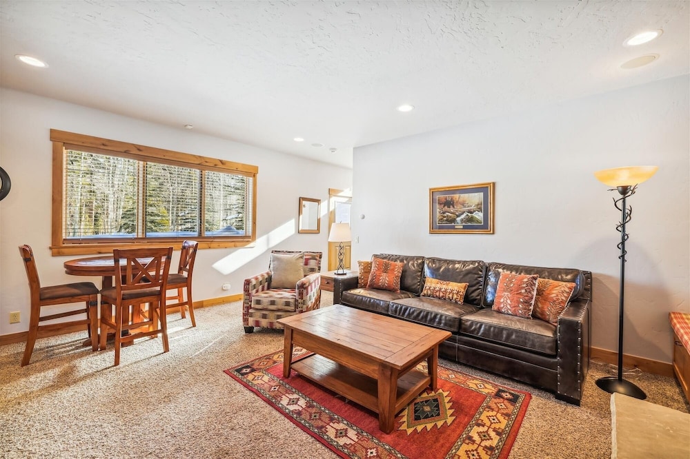Lone Hand Lodge 4 Bedroom Home by RedAwning