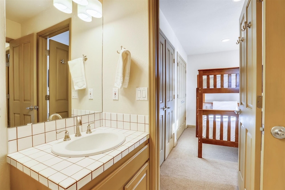 Charter Ridge 10 4 Bedroom Townhouse by RedAwning