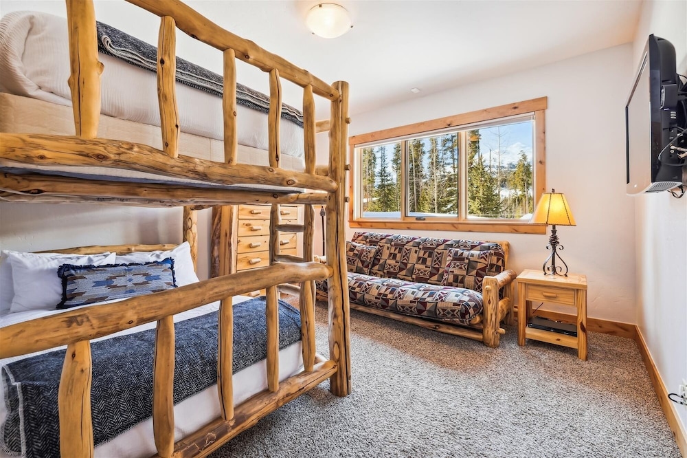 Lone Hand Lodge 4 Bedroom Home by RedAwning