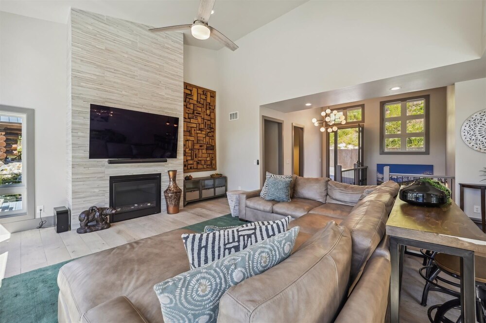 Golden Fox House 4 Bedroom Home by RedAwning