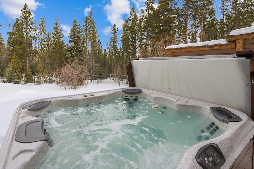 On The Rocks 4 Bedroom Home by RedAwning