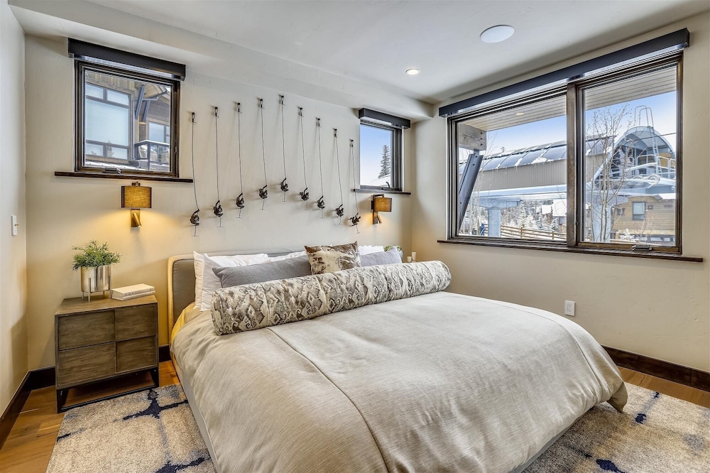 Falcon Haus 4 Bedroom Townhouse by RedAwning
