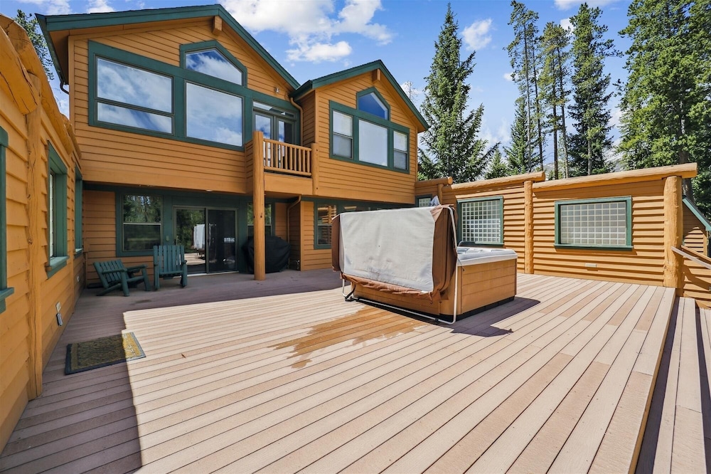 On The Rocks 4 Bedroom Home by RedAwning
