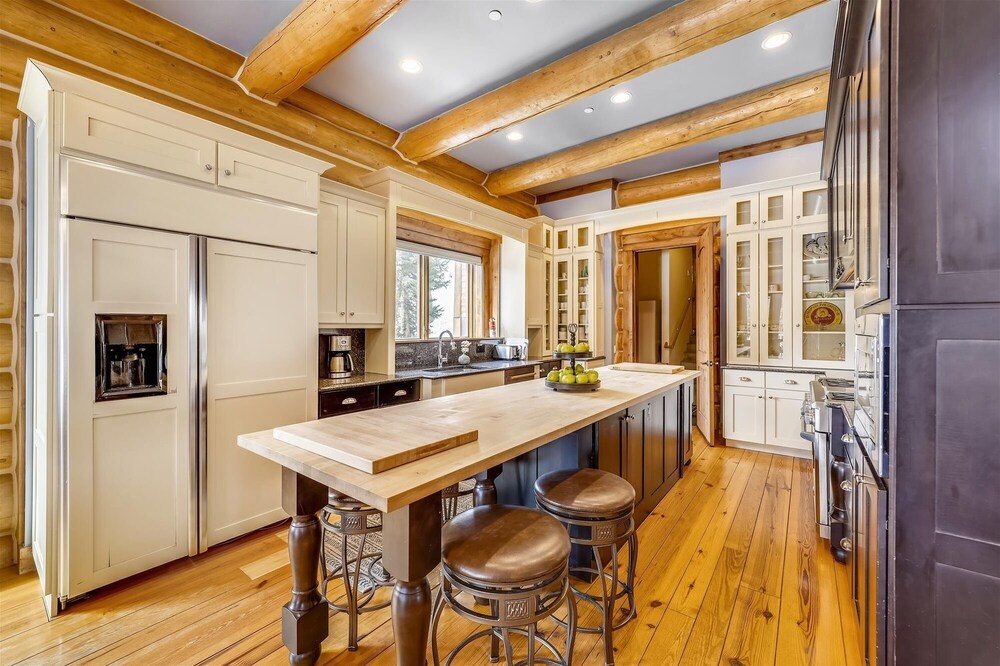 Goldenview Lodge 5 Bedroom Home by RedAwning
