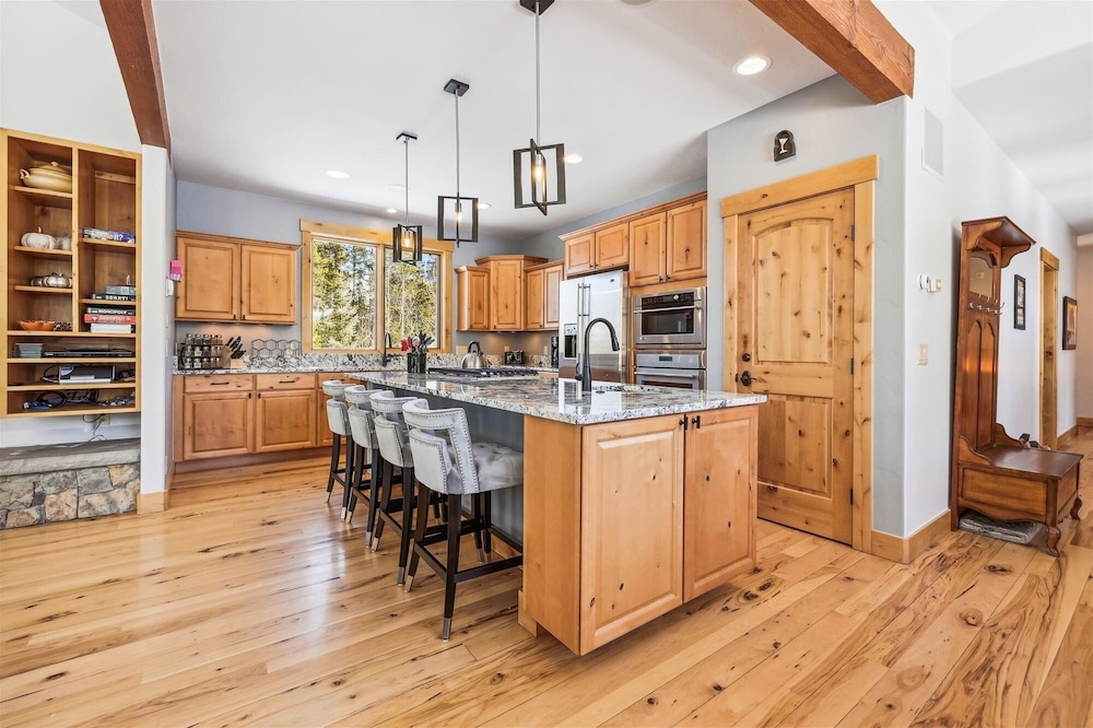 Lone Hand Lodge 4 Bedroom Home by RedAwning