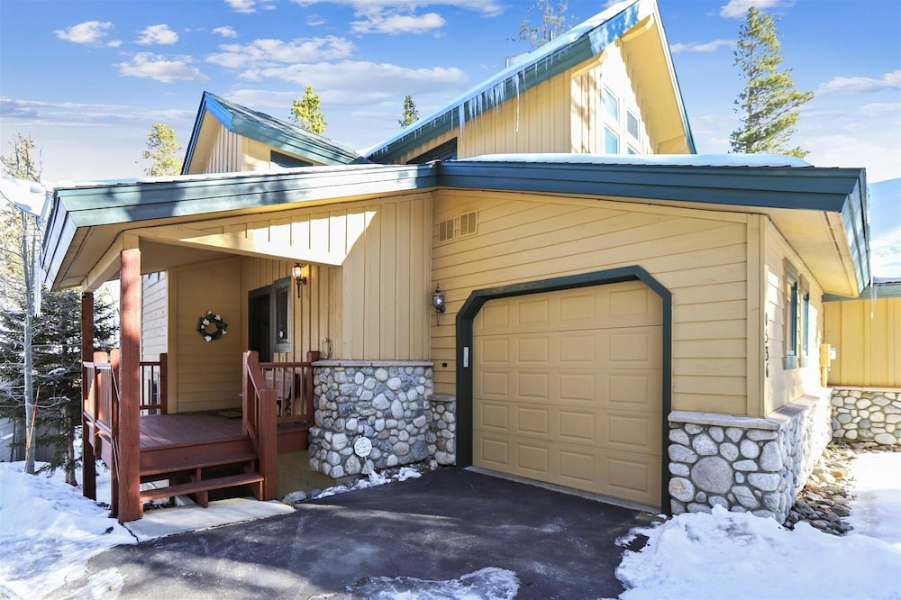 Highwood Hideaway 4 Bedroom Townhouse by RedAwning