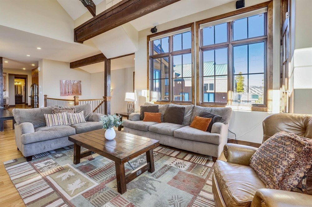 Baldy Mountain Overlook 4 Bedroom Townhouse by RedAwning