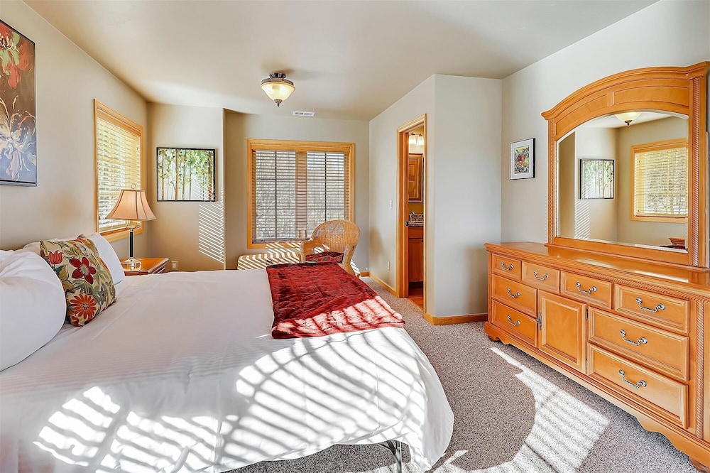 Chateau D'amis 4 Bedroom Home by Redawning view 5