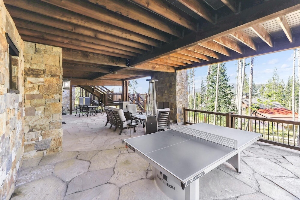 Highlands Hideaway 5 Bedroom Home by RedAwning