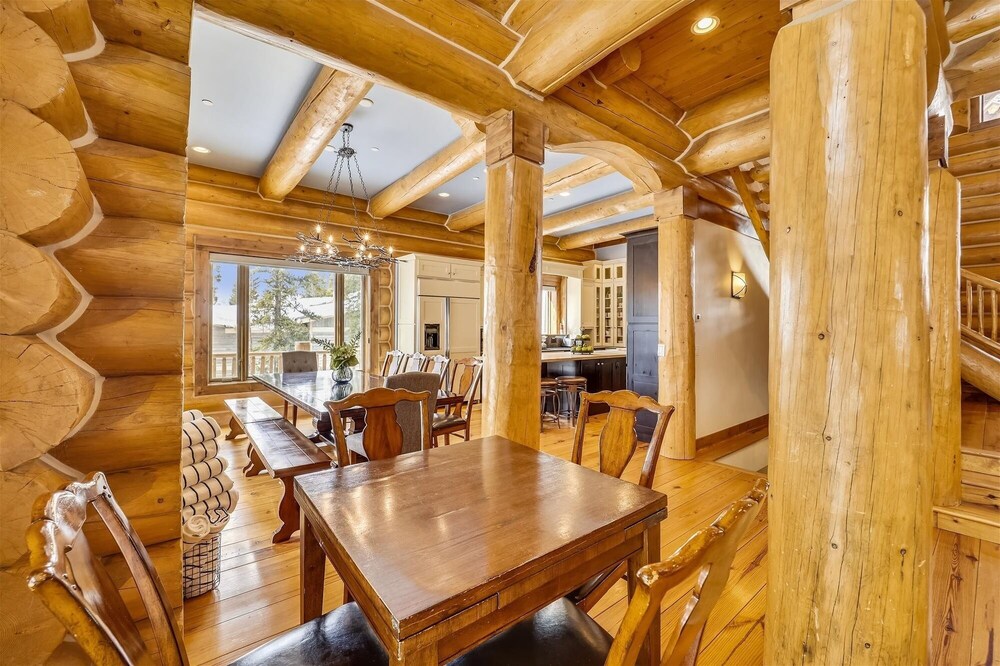 Goldenview Lodge 5 Bedroom Home by RedAwning
