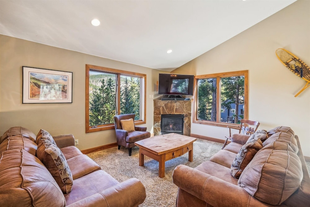 High Point Lodge 5 Bedroom Home by RedAwning