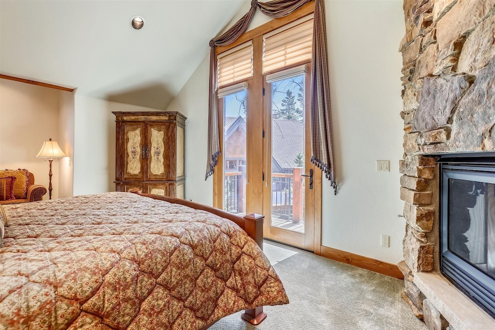 Shock Hill Retreat 4 Bedroom Townhouse by RedAwning view 2