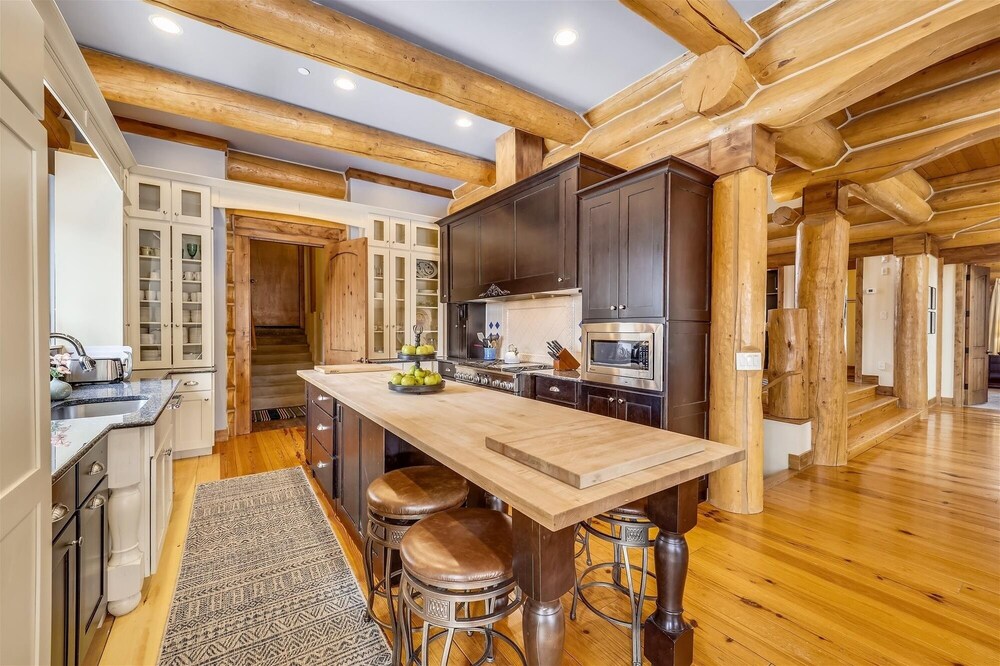 Goldenview Lodge 5 Bedroom Home by RedAwning