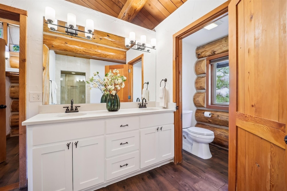 Modern Log Cabin 5 Bedroom Home by RedAwning