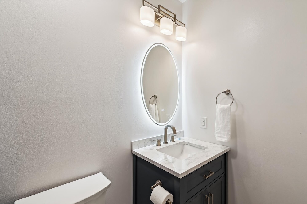 Laketown Wharf 2123 3 Bedroom Condo