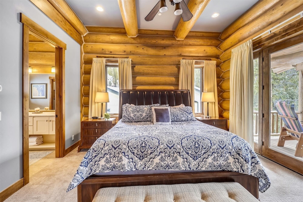 Goldenview Lodge 5 Bedroom Home by RedAwning