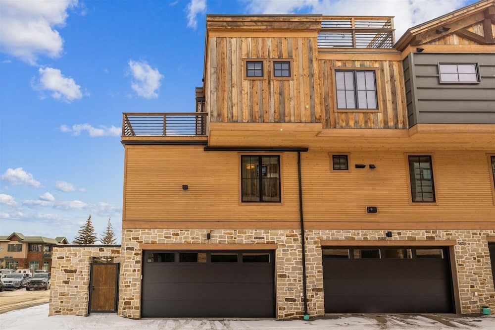 Decked Out Downtown 3 Bedroom Townhouse