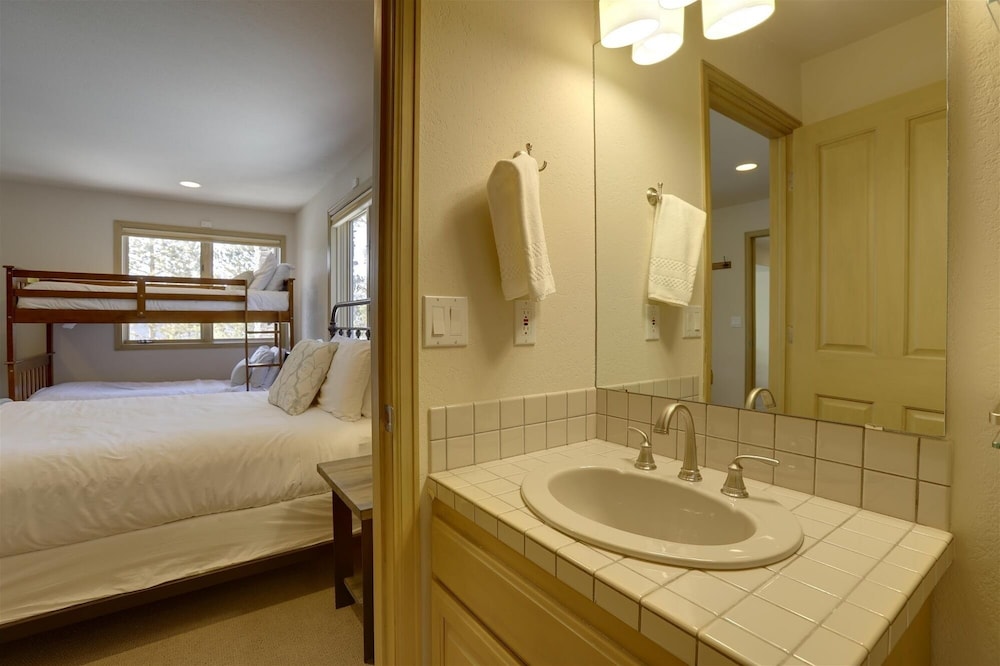 Charter Ridge 10 4 Bedroom Townhouse by RedAwning