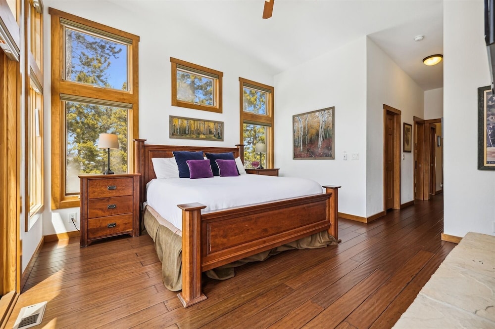 White Cap Lodge 4 Bedroom Townhouse by RedAwning view 3