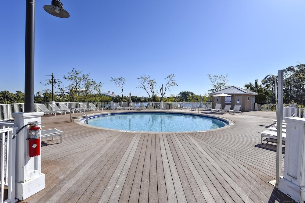 Laketown Wharf 338 3 Bedroom Condo