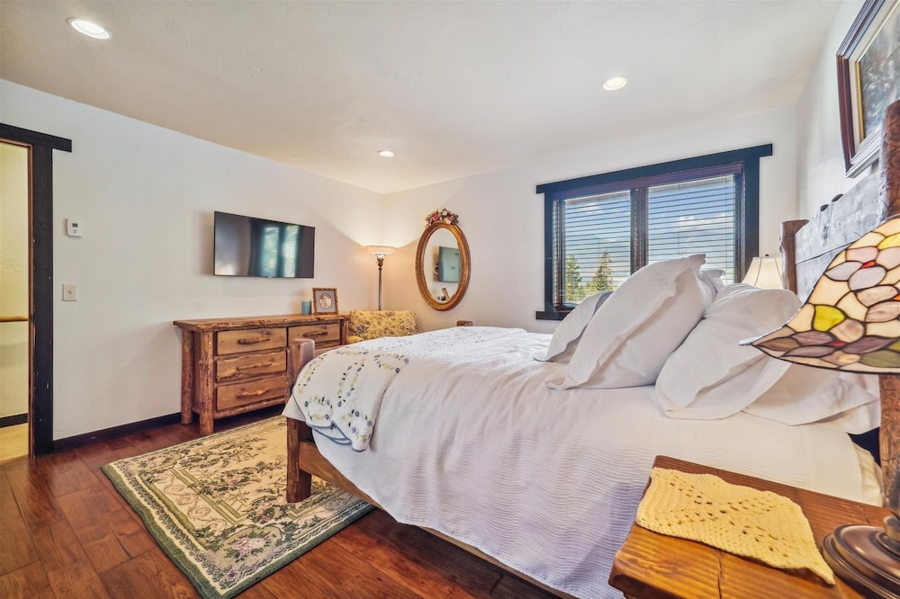 Silver Circle Lodge 4 Bedroom Home by RedAwning