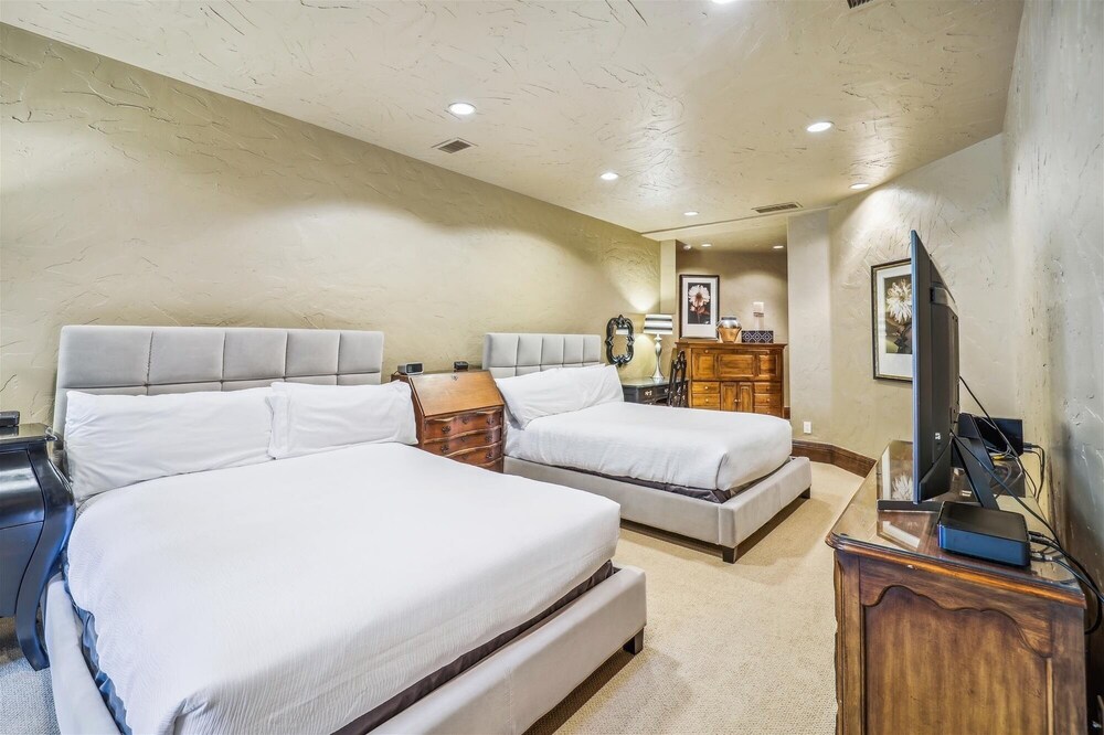 Gold King Retreat 6 Bedroom Home by RedAwning