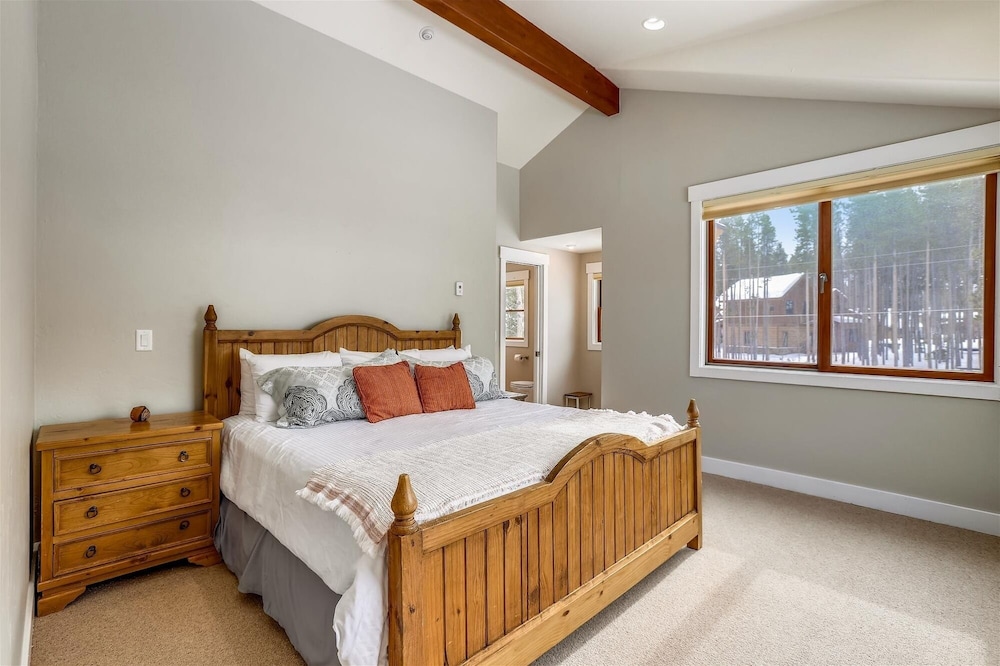 On The Rocks 4 Bedroom Home by RedAwning