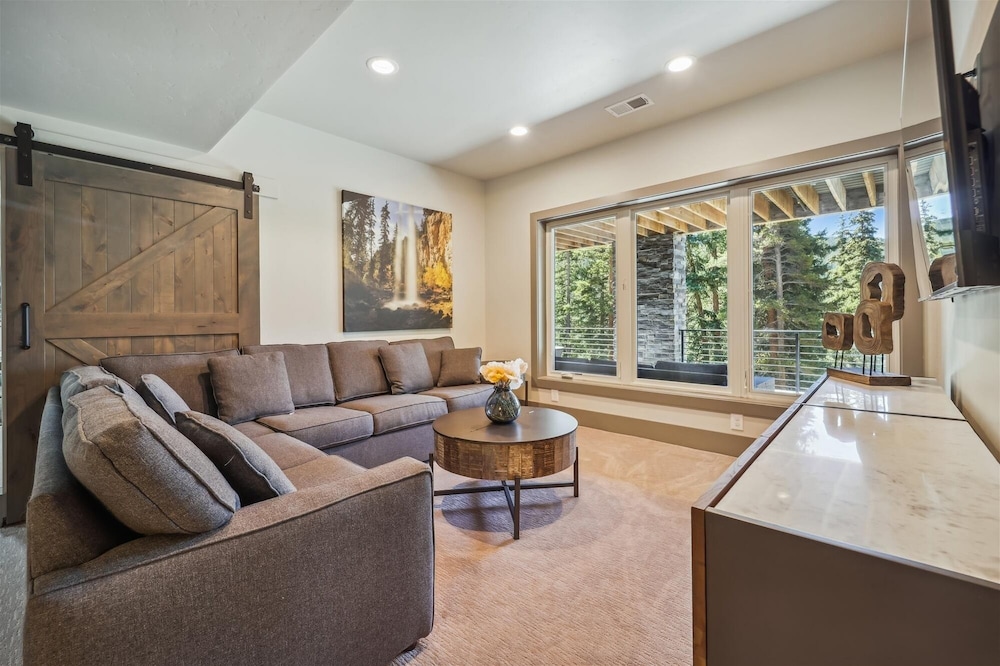 Golden Fox House 4 Bedroom Home by RedAwning