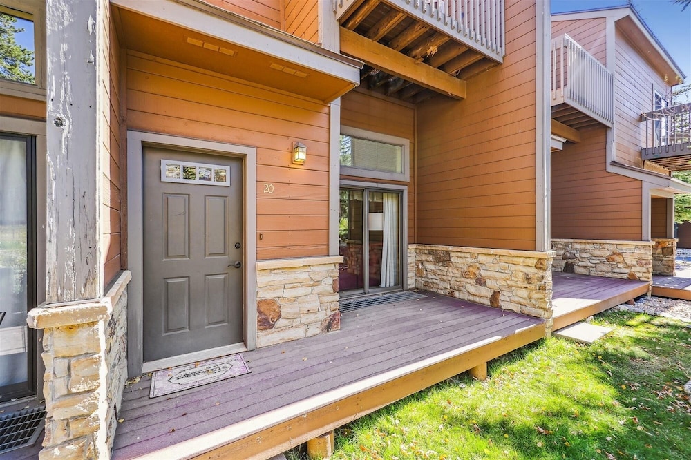 Winterpoint 20 2 Bedroom Townhouse by RedAwning