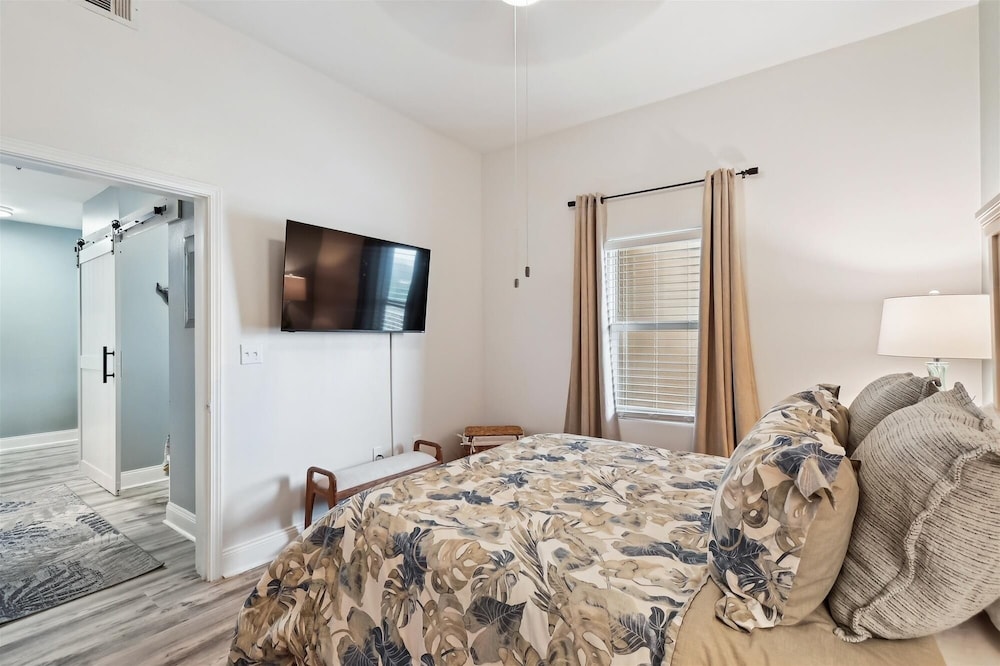 Laketown Wharf 2123 3 Bedroom Condo