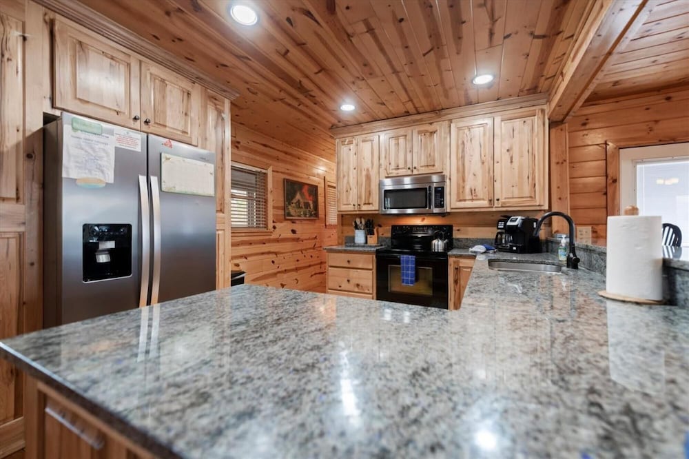 Goose Island Getaway - Secluded Cabin Mountain View Fireplace Hot Tub view 3