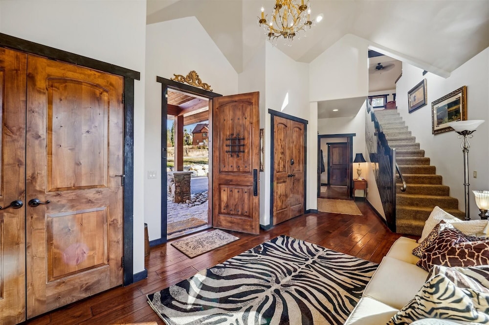 Silver Circle Lodge 4 Bedroom Home by RedAwning