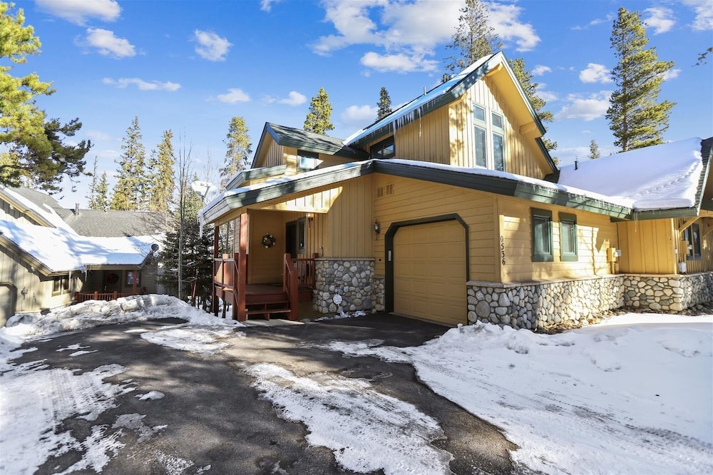 Highwood Hideaway 4 Bedroom Townhouse by RedAwning