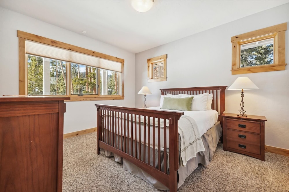 Lone Hand Lodge 4 Bedroom Home by RedAwning