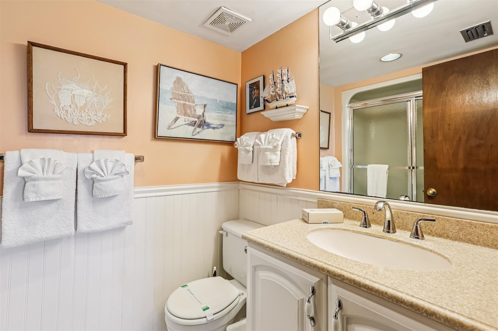 Oceanfront Luxury: 2BR Condo + Pool in St.aug