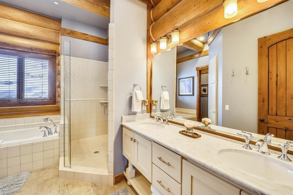Goldenview Lodge 5 Bedroom Home by RedAwning