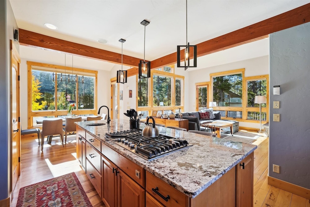 Lone Hand Lodge 4 Bedroom Home by RedAwning