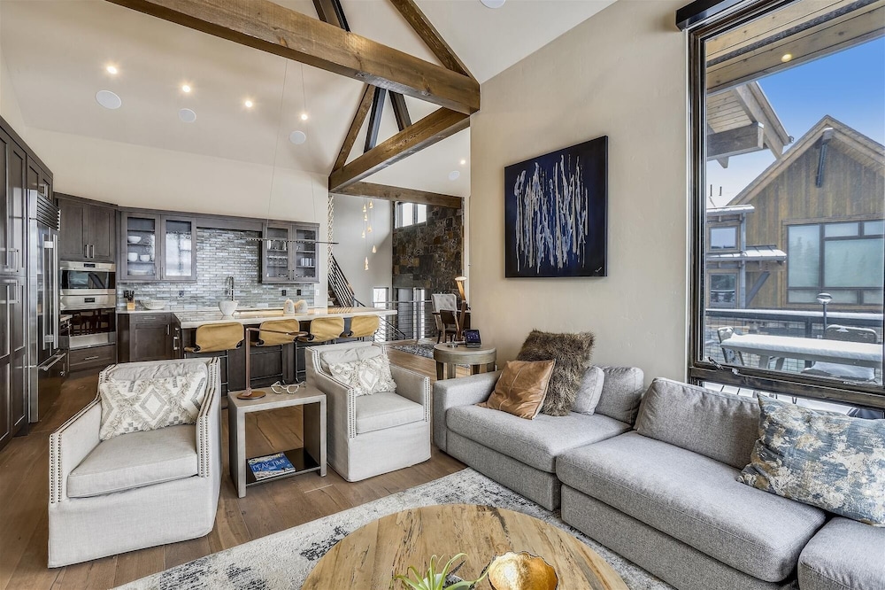 Falcon Haus 4 Bedroom Townhouse by RedAwning