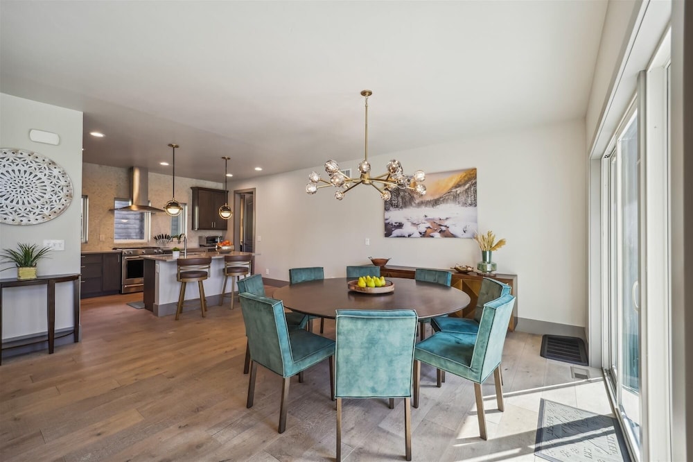 Golden Fox House 4 Bedroom Home by RedAwning