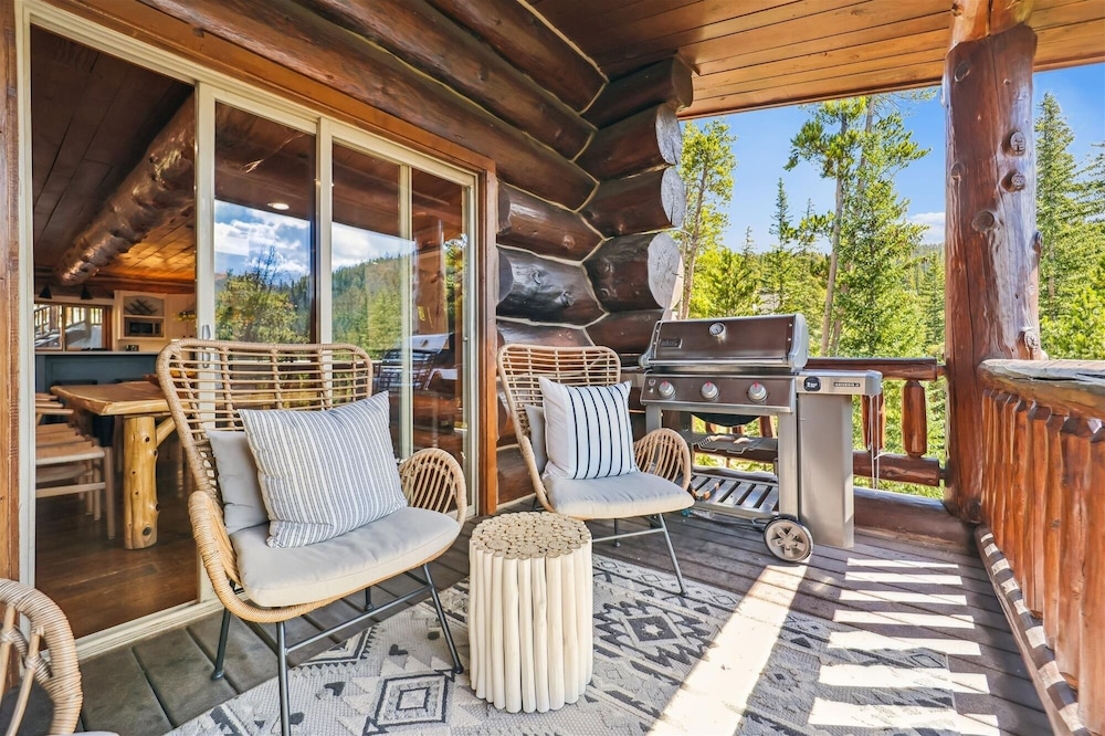 Modern Log Cabin 5 Bedroom Home by RedAwning