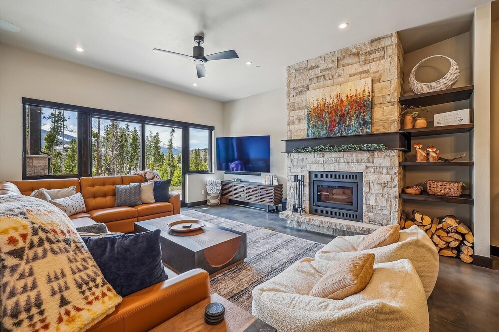 The Crowne Summit 6 Bedroom Home