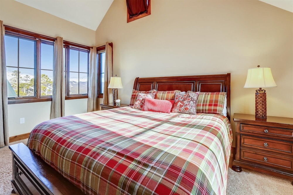 Baldy Mountain Overlook 4 Bedroom Townhouse by RedAwning