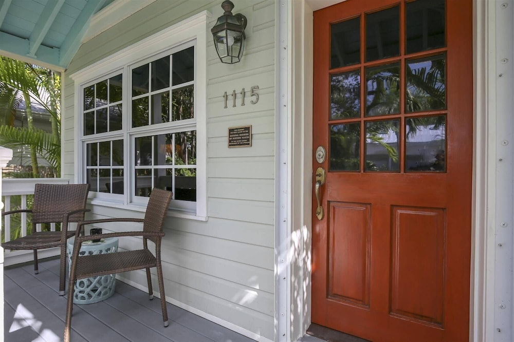 Paradise Palms by Avantstay Great Location w/ Outdoor Dining, BBQ Close to Higgs Beach Month Long Stays view 2