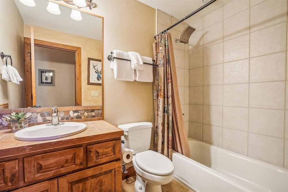 High Point Lodge 5 Bedroom Home by RedAwning