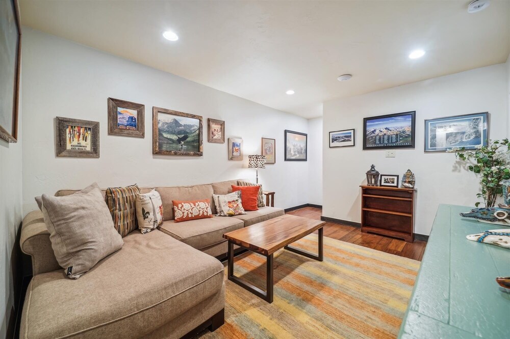 Silver Circle Lodge 4 Bedroom Home by RedAwning