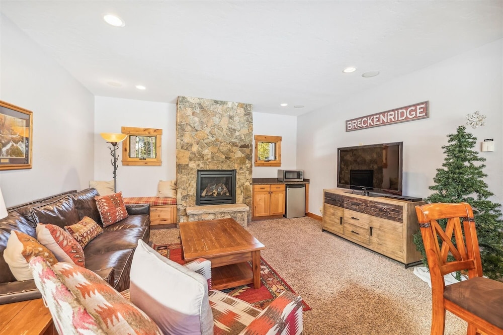 Lone Hand Lodge 4 Bedroom Home by RedAwning