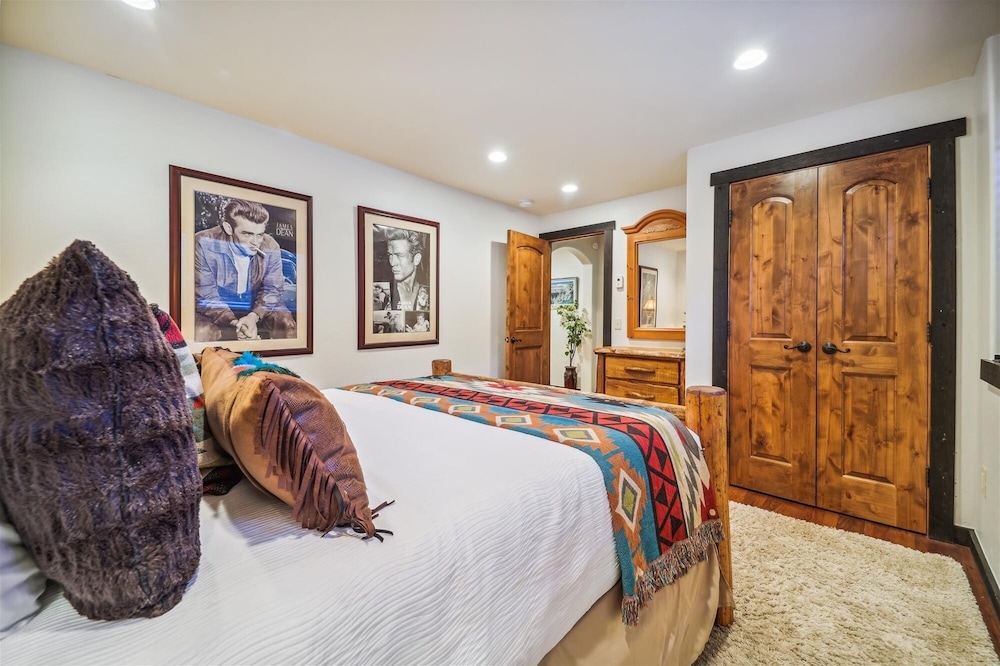 Silver Circle Lodge 4 Bedroom Home by RedAwning