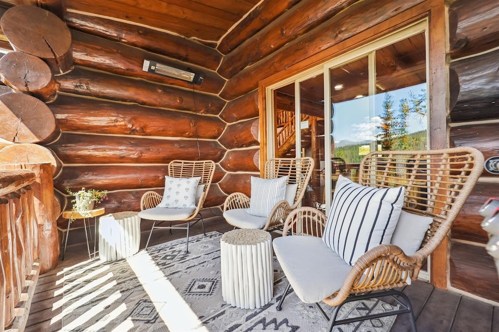 Modern Log Cabin 5 Bedroom Home by RedAwning
