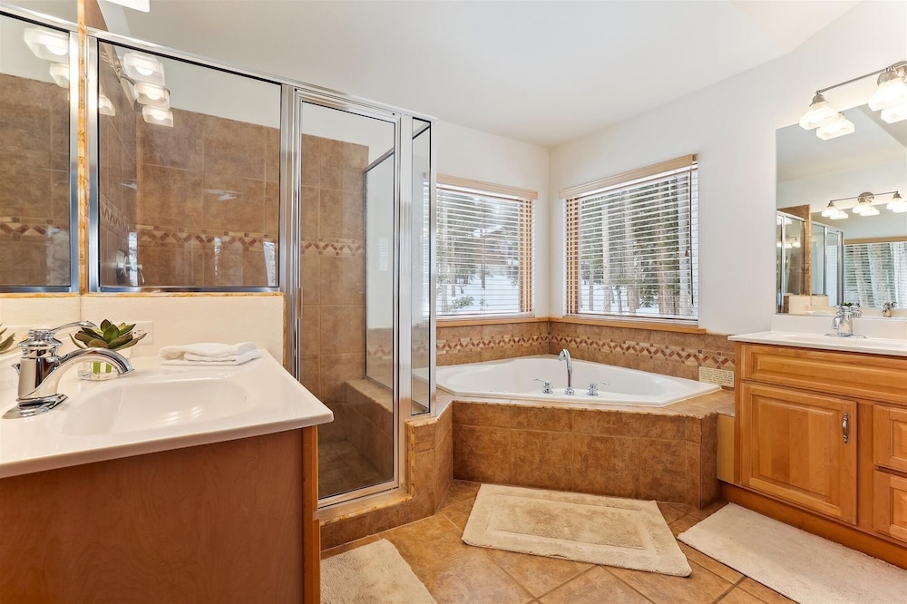 Timber Heights Lodge 3 Bedroom Home by RedAwning